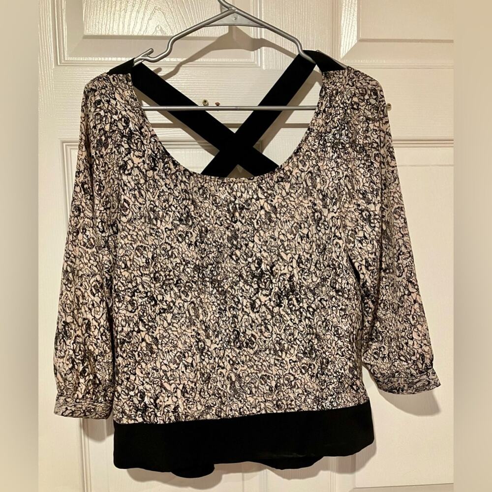 BCBGeneration Cross Cutout Back Long Bell Sleeve Floral Festival Blouse Size XS